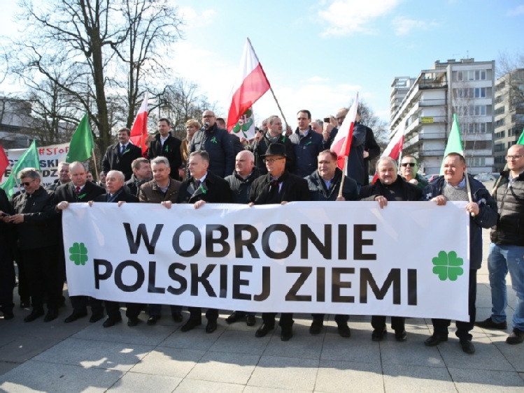 Manifestacja rolników "w obronie polskiej ziemi"